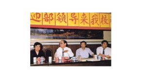 1993年6月,交通部部長(zhǎng)黃鎮(zhèn)東視察我校     